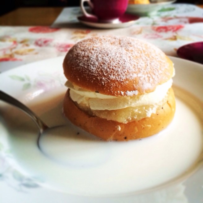 Un semla "hetvägg" ("hetvägg" non vuol dire "muro caldo", come molti svedesi stessi pensano, ma "brioche calda")
